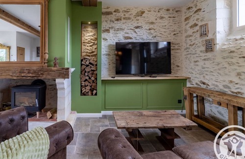 Feneu Cottage | Inviting Gite Feneu: Ideal for Families with Spa & Hot Tub