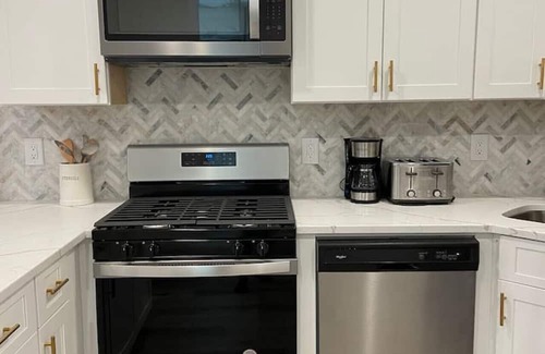 Hoboken Apartment | Family-Friendly 4-Bedroom Getaway with In-Unit Washer