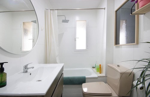 La Guineueta Apartment | Spacious Three-Bedroom Apartment in Nou Barris, Barcelona