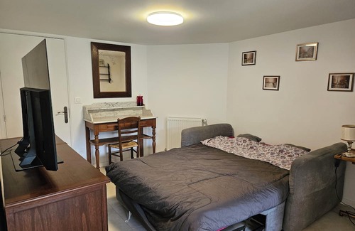 Le Vesinet House | Cozy 2-Room Retreat with Kitchen and Shared Garden