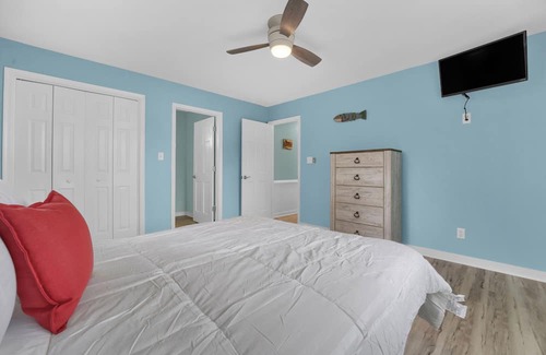 Dutton House | Scenic River Views with Family-Friendly Amenities