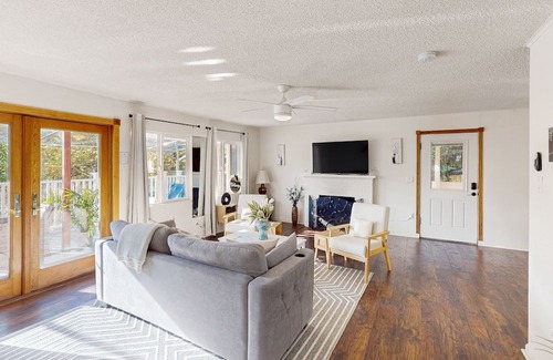 Shoreline House | Dog-Friendly Lake View Retreat with Full Kitchen & Sunroom