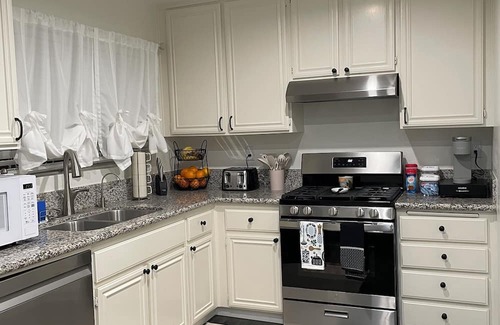 Palmdale House | Modern Pet-Friendly Home Perfect for Your Family Getaway