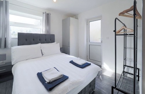 Woking House | Cozy 3-Bed Bungalow with Spa and Hot Tub in Guildford