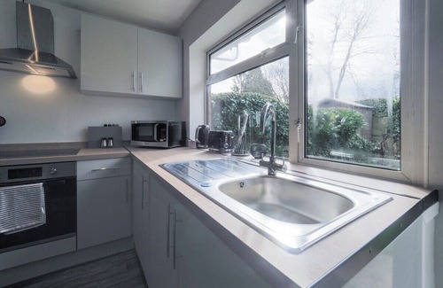 Woking House | Cozy 3-Bed Bungalow with Spa and Hot Tub in Guildford