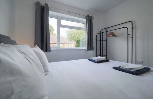 Woking House | Cozy 3-Bed Bungalow with Spa and Hot Tub in Guildford