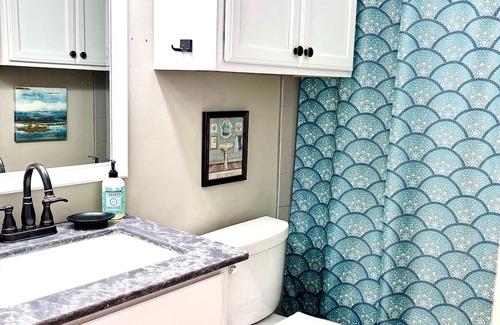 Milton House | Cozy Sunflower Suite Guesthouse with Private Patio Escape