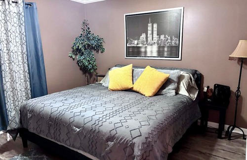 Milton House | Cozy Sunflower Suite Guesthouse with Private Patio Escape