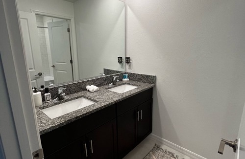 Lakeland House | Modern 5-Bedroom House Near Legoland & Family Amenities