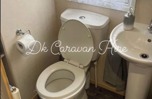 Towyn Cabin | Elegant Caravan Retreat in Towyn, North Wales for Families