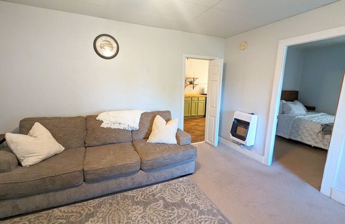 Pauls Valley House | Secure Stay with Spa, Hot Tub & Family-Friendly Amenities