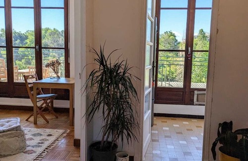 Les Cinq Avenues Apartment | Bright Apartment with Terrace, Pet-Friendly and Spa Access