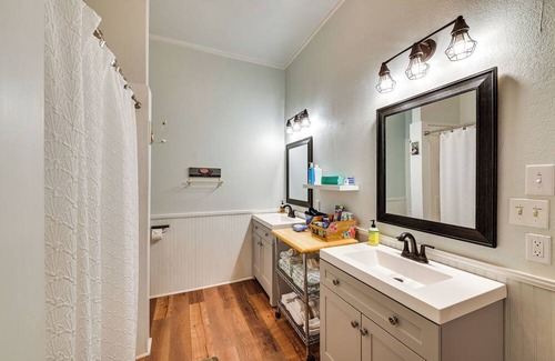 Mead House | Beautiful Countryside Home ~ 1 Mi to Lake Texoma!