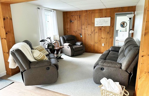 New Holland House | Family-Friendly New Holland Getaway near Kitchen Kettle