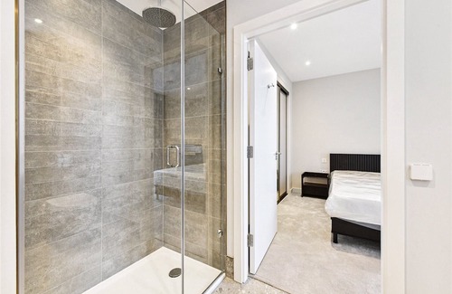 Tachbrook Apartment | Inviting 2-Bed Apartment with Pool, Gym & Ocean Views