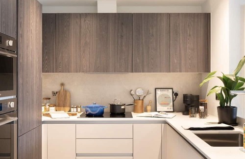 Tachbrook Apartment | Inviting 2-Bed Apartment with Pool, Gym & Ocean Views