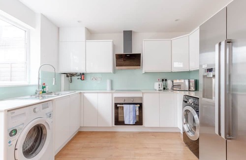 Custom House House | Inviting 4BD Home Close to ExCel London with Kitchen