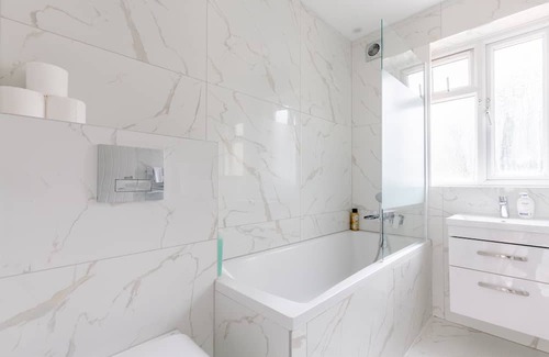 Custom House House | Inviting 4BD Home Close to ExCel London with Kitchen