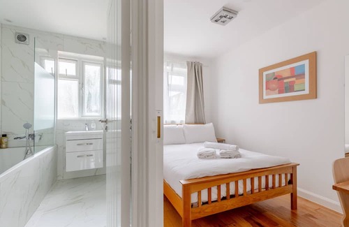 Custom House House | Inviting 4BD Home Close to ExCel London with Kitchen