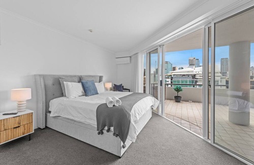 Kangaroo Point Apartment | Elegant 3-Bed Retreat with Balcony, Pool & Spa Access