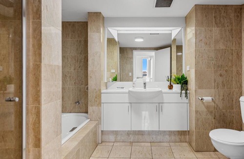 Kangaroo Point Apartment | Elegant 3-Bed Retreat with Balcony, Pool & Spa Access