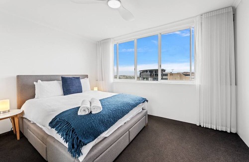 Kangaroo Point Apartment | Elegant 3-Bed Retreat with Balcony, Pool & Spa Access