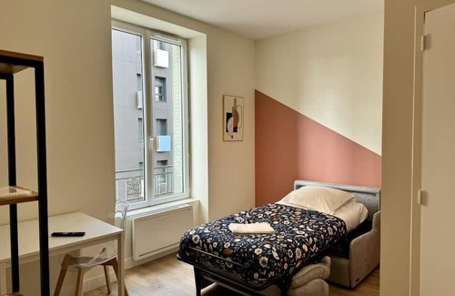 Sablon - Trudaine Apartment | Inviting Studio Bd Lafayette with Kitchen & Breakfast Included