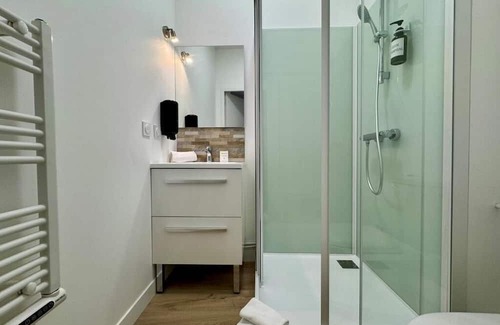 Sablon - Trudaine Apartment | Inviting Studio Bd Lafayette with Kitchen & Breakfast Included