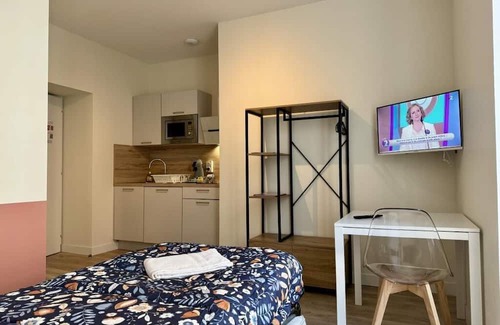 Sablon - Trudaine Apartment | Inviting Studio Bd Lafayette with Kitchen & Breakfast Included