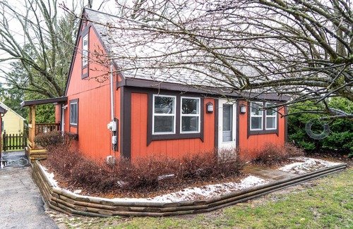 Como House | Crimson Cottage: 3BR Retreat Steps from Lake Como