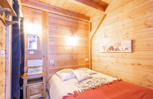 Saint-Colomban-des-Villards Apartment | Cozy 'Petit Appartement' with Mountain Views & Private Terrace