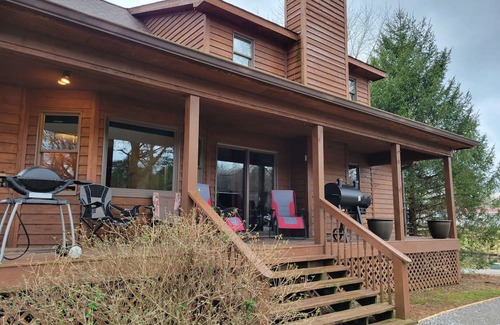 Spring City House | Relaxing Lake Front Getaway with Scenic Views & Kitchen