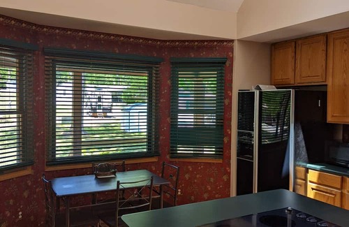 Spring City House | Relaxing Lake Front Getaway with Scenic Views & Kitchen