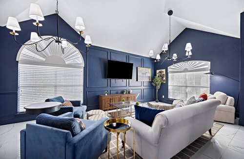 Valley Ranch House | Irving Poolside Retreat with Ocean Views & Spa Amenities