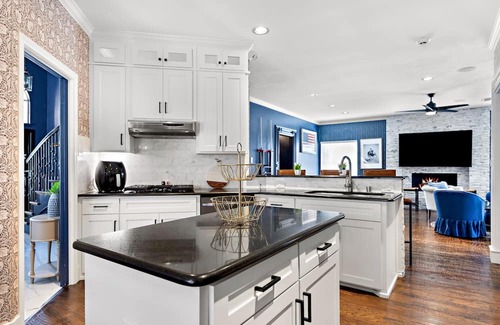 Valley Ranch House | Irving Poolside Retreat with Ocean Views & Spa Amenities