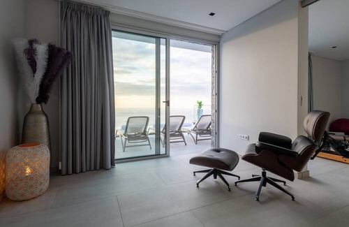Calheta House | Holiday Home 'Luxury Villa Pérola' with Sea View, Wi-Fi and Air Conditioning