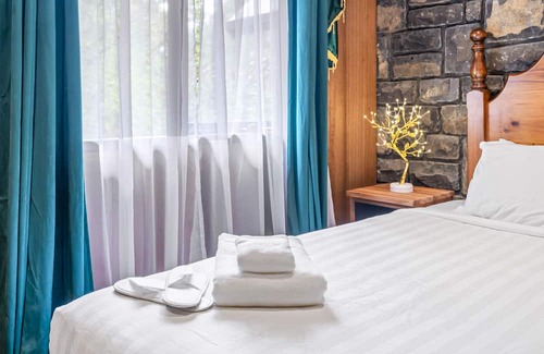 Emerald Apartment | Cozy Little Acorn: Family-Friendly Retreat with Kitchen