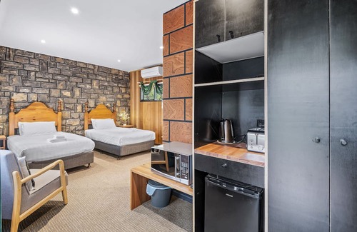 Emerald Apartment | Cozy Little Acorn: Family-Friendly Retreat with Kitchen