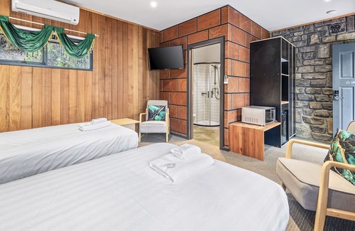 Emerald Apartment | Cozy Little Acorn: Family-Friendly Retreat with Kitchen