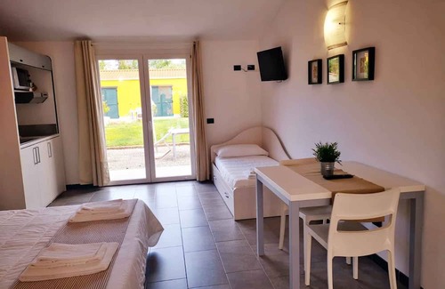 Poggi Apartment | Holiday apartment with pool and sun loungers