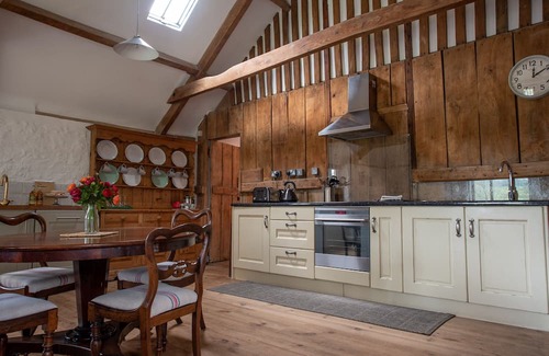Barwick Cottage | Discover The Granary: Pet-Friendly Retreat with Garden