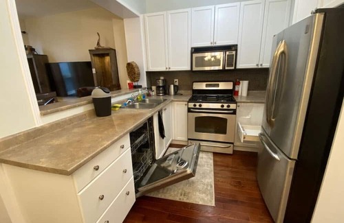 West Oak Trails House | Elegant 3BDR House in Oakville with Spa & Family Amenities