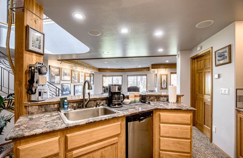 Cheney House | Inviting Countryside Retreat with Panoramic Views & Spa