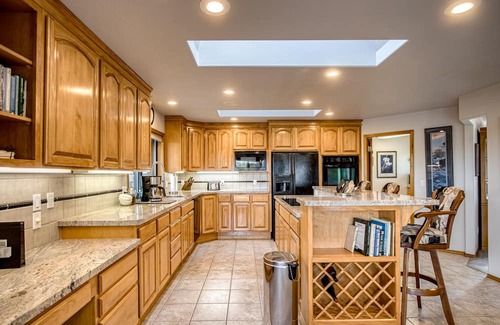 Cheney House | Inviting Countryside Retreat with Panoramic Views & Spa