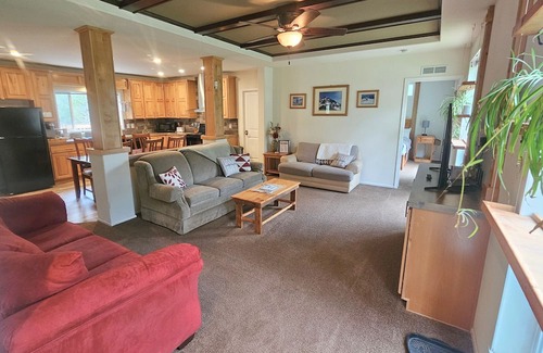 Mount Hood Village House | Inviting Dog-Friendly Retreat with Hot Tub and Fire Pit