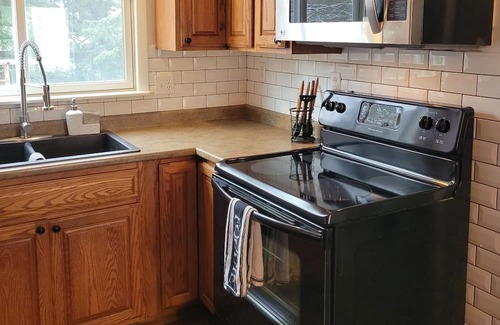 Little Valley House | 4 bedroom pet-friendly Home- 10 minutes from Ski slopes