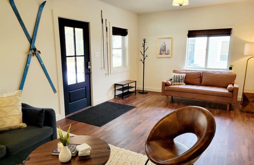 Little Valley House | 4 bedroom pet-friendly Home- 10 minutes from Ski slopes