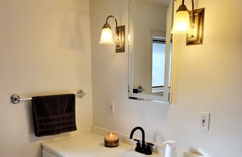 Little Valley House | 4 bedroom pet-friendly Home- 10 minutes from Ski slopes