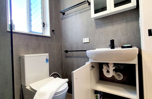 Merrimac Apartment | Cozy Gold Coast Private Studio with Spa and Hot Tub