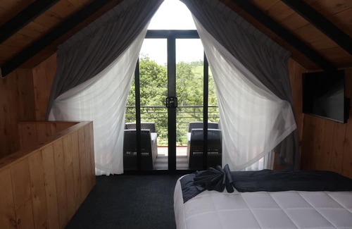 Monterrey Cottage | Romantic Cabin with Hot Tub near La Fortuna's Forest Retreat